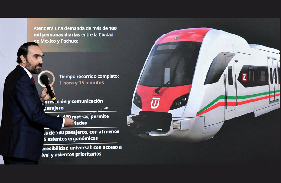 Andrés Lajous expone frente a una pantalla con el render de un tren de pasajeros blanco con franjas verde y roja para la ruta Ciudad de México–Nuevo Laredo