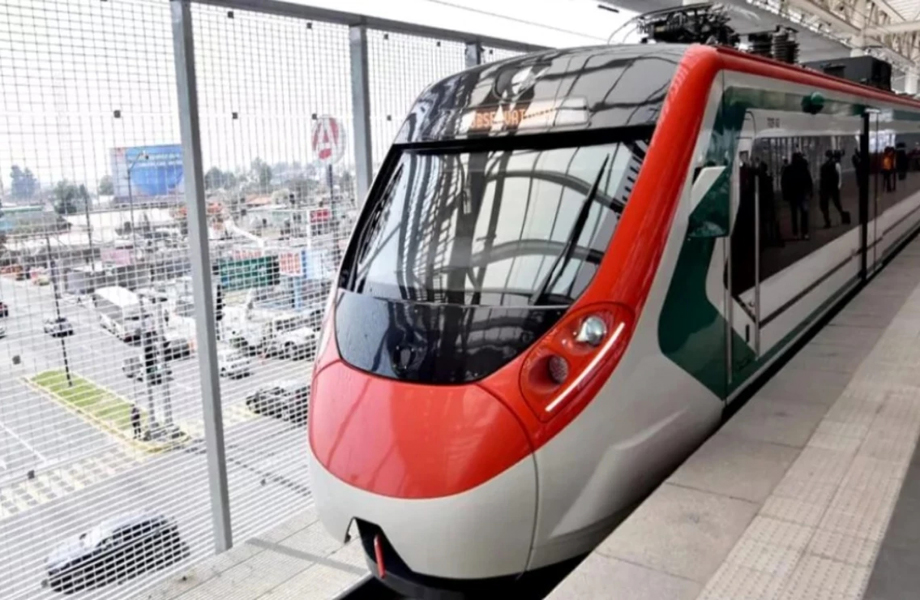 Tren interurbano blanco con frente rojo y franjas verde y blanca detenido en una estacin elevada con vista a la ciudad