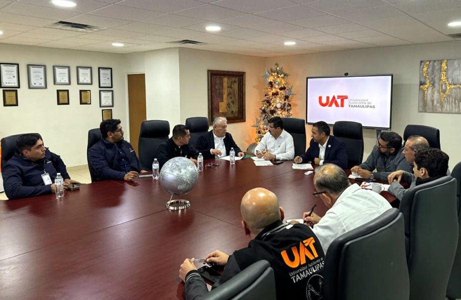 Mesa de juntas con autoridades de la UAT y la ANAM dialogando sobre las nuevas plazas en el Centro Regional Aduanero de Nuevo Laredo