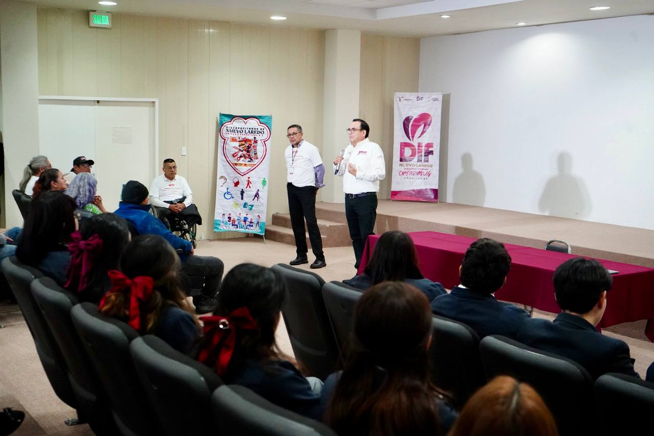 Conferencistas del DIF Nuevo Laredo hablan frente a un auditorio lleno durante el Foro Somos Diversos en el CRI