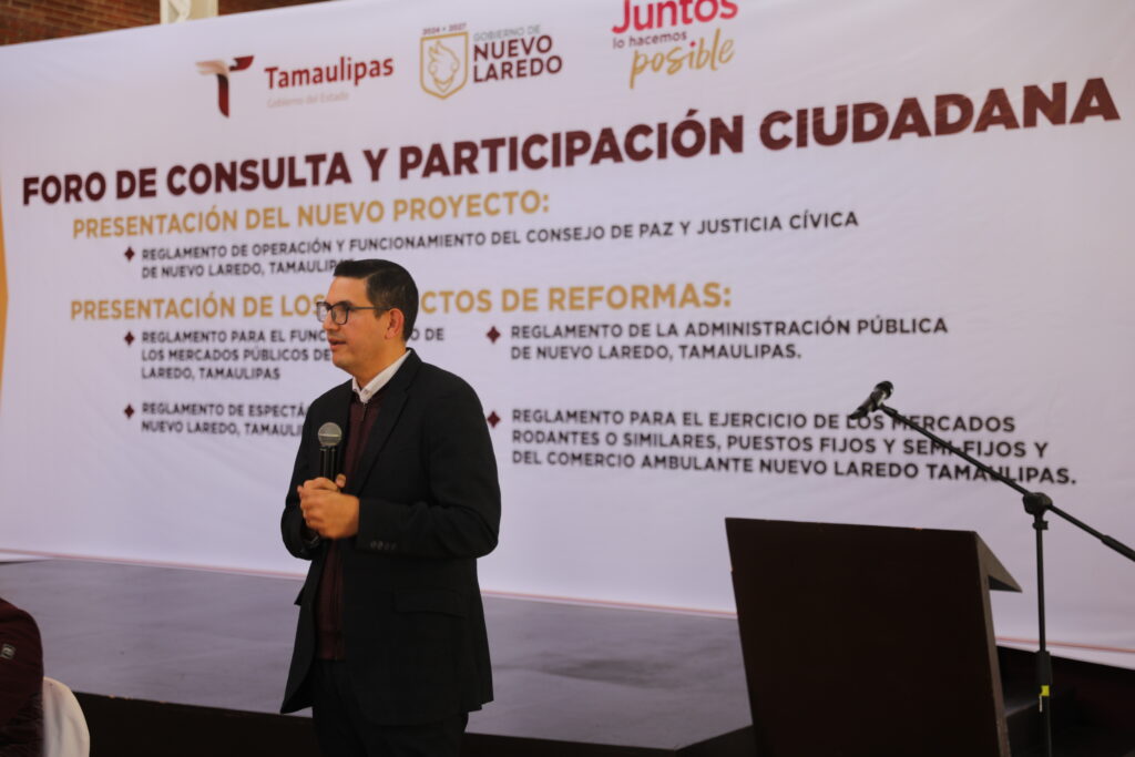 Funcionario municipal presenta los cambios a reglamentos en el Foro de Consulta y Participación Ciudadana en Nuevo Laredo.