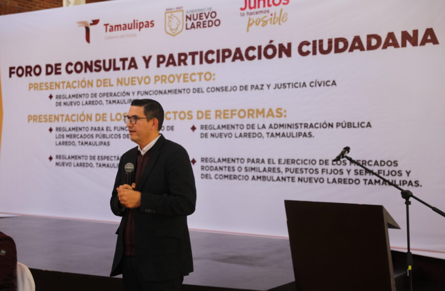 Funcionario municipal presenta los cambios a reglamentos en el Foro de Consulta y Participación Ciudadana en Nuevo Laredo.