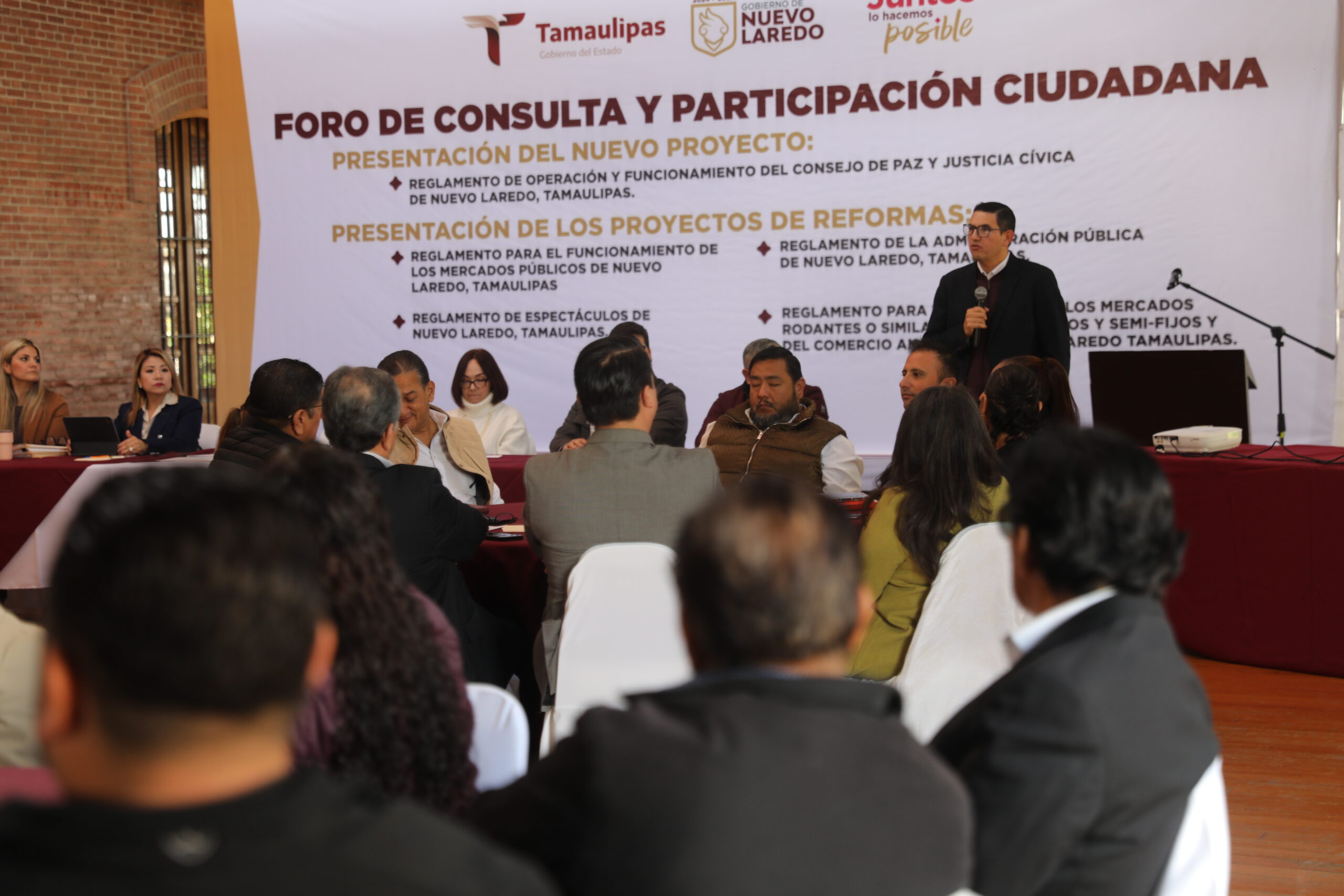 Asistentes escuchan las propuestas de reforma a reglamentos municipales en el Foro de Consulta y Participacin Ciudadana de Nuevo Laredo