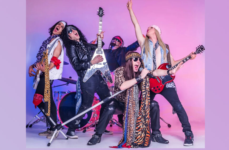 Integrantes de That Arena Rock Show con guitarras y micrófono en una pose energética de glam rock sobre fondo rosa y morado.