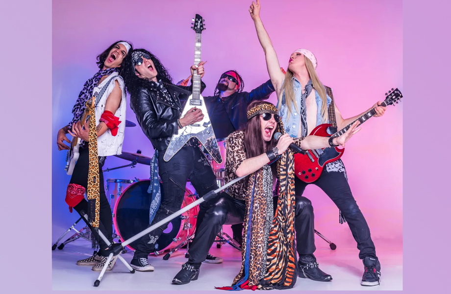 Integrantes de That Arena Rock Show con guitarras y micrófono en una pose energética de glam rock sobre fondo rosa y morado.