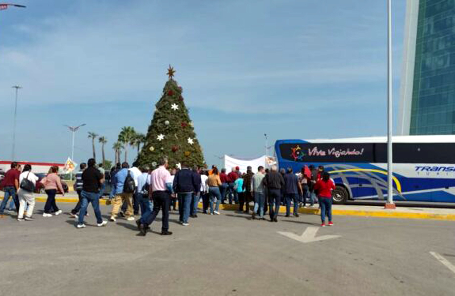 Trabajadores del Sector Salud marchan hacia la Torre Bicentenario junto a un rbol de Navidad gigante