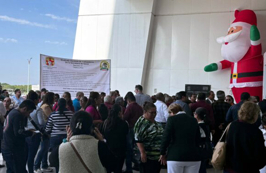 Trabajadores de salud protestan frente a la Torre Bicentenario con una manta de exigencias y un Santa Claus inflable