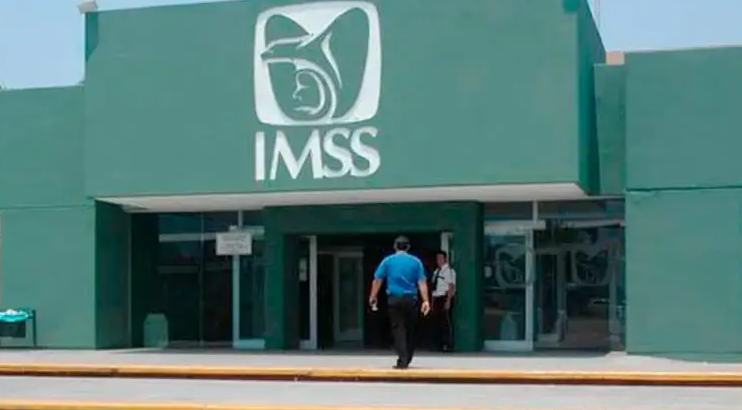 Entrada principal de una clnica del IMSS con una persona caminando hacia el acceso