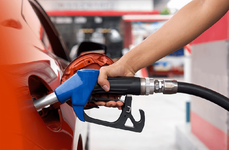 Le quita las llaves del auto en gasolinera y lo lleva a su casa para robarlo en Laredo Texas.