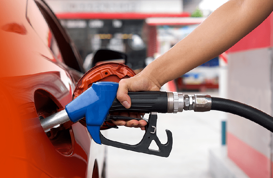 Le quita las llaves del auto en gasolinera y lo lleva a su casa para robarlo en Laredo Texas.