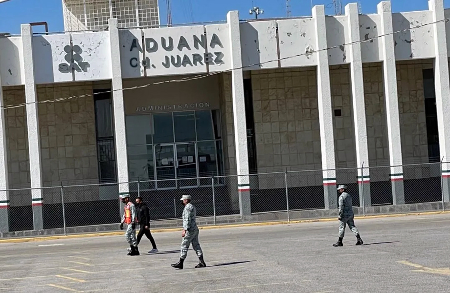 Aduana de Ciudad Jurez con elementos de seguridad caminando frente al edificio durante los bloqueos en la frontera