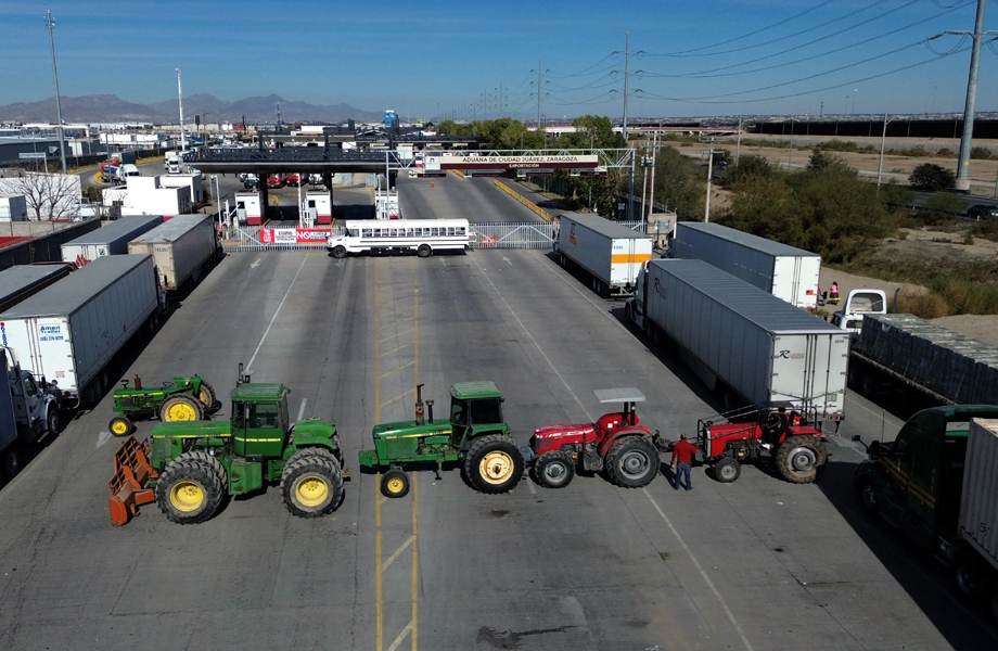 Tractores y un camin escolar bloquean los carriles de exportacin de la aduana de Ciudad Jurez impidiendo el paso de trileres de carga