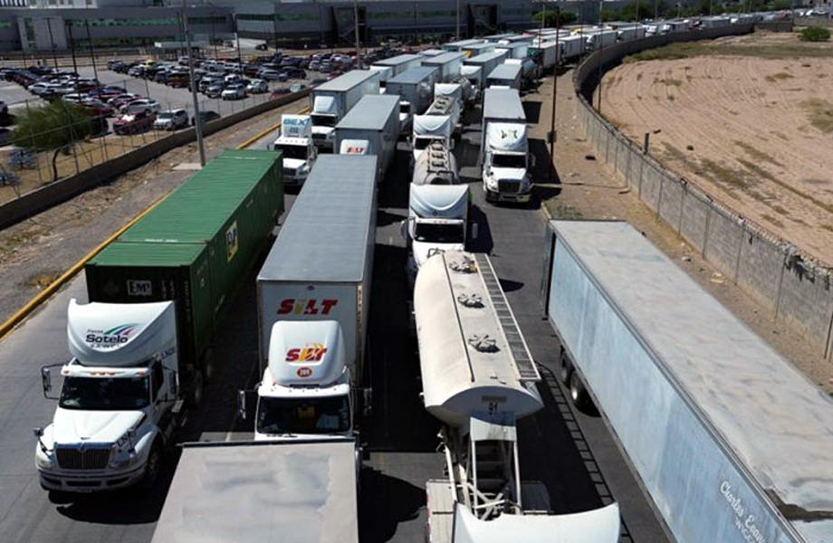 Larga fila de trileres detenidos en Ciudad Jurez por el cierre de los puentes internacionales durante las protestas de agricultores