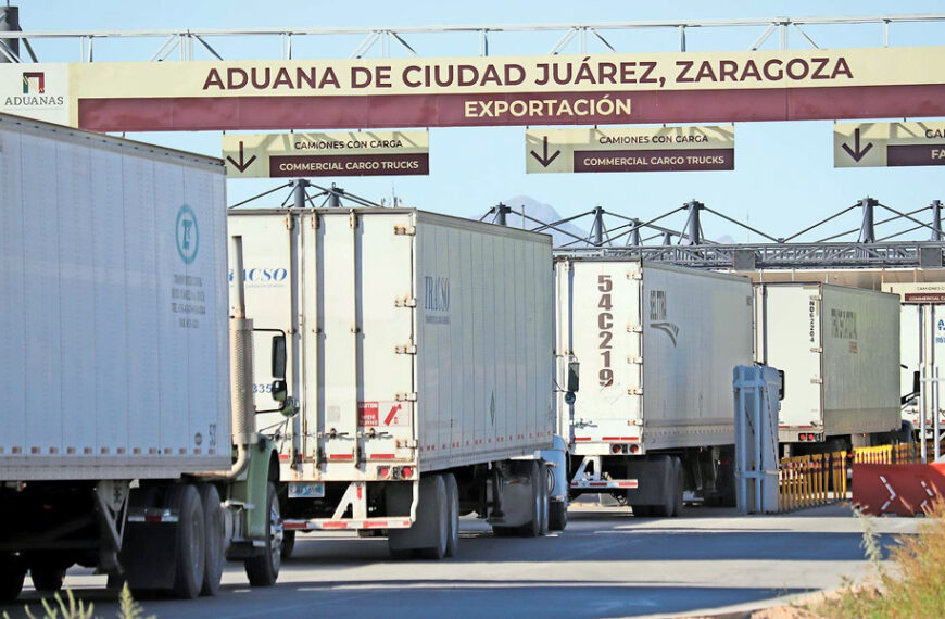 Camiones de carga avanzan por los carriles de exportación de la aduana de Ciudad Juárez Zaragoza después de la reapertura de la frontera