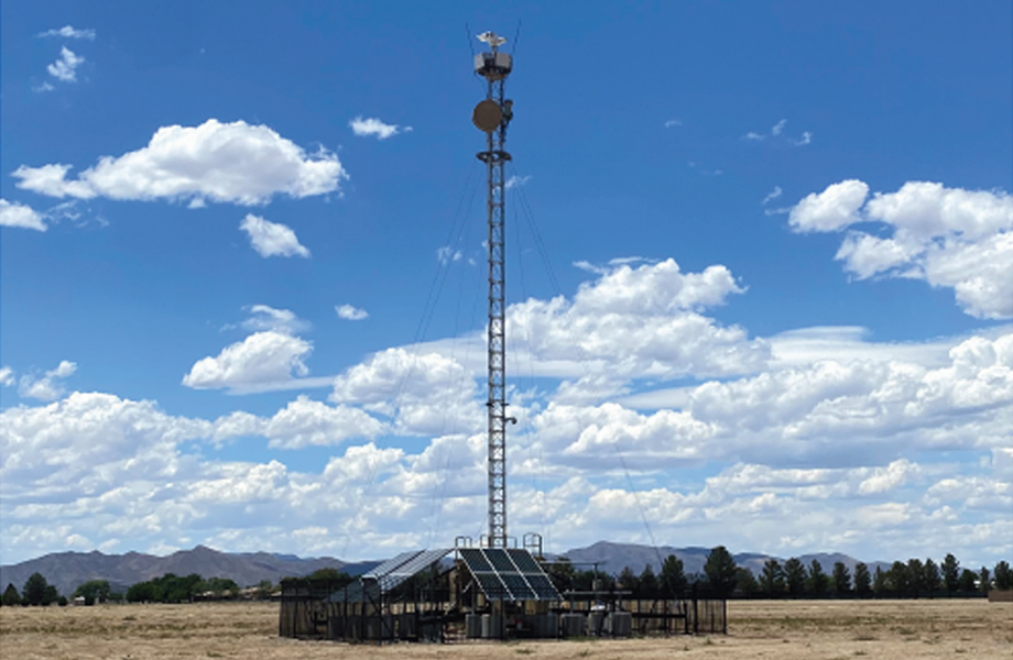 Torre de vigilancia autnoma con cmaras radares y paneles solares usada como parte del muro inteligente en la frontera de Texas
