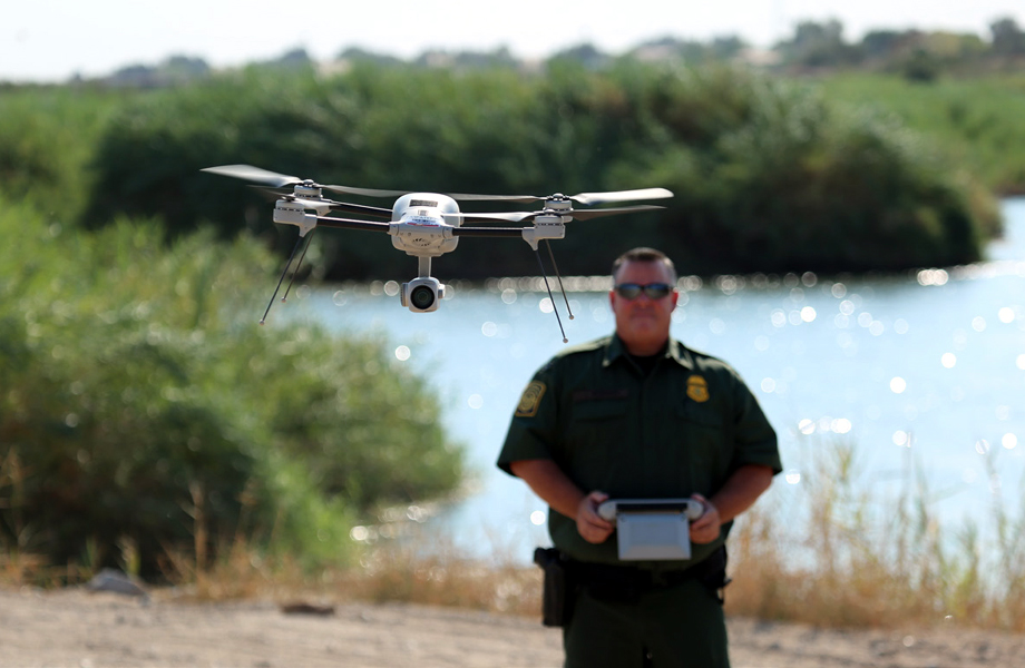 Agente de la Patrulla Fronteriza controla un dron que vigila el Ro Bravo como parte de la tecnologa del Smart Wall