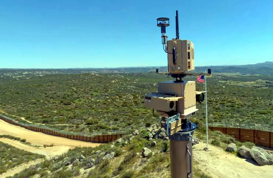 Torre de sensores y cmaras frente al muro fronterizo para detectar cruces y reforzar la vigilancia del Smart Wall