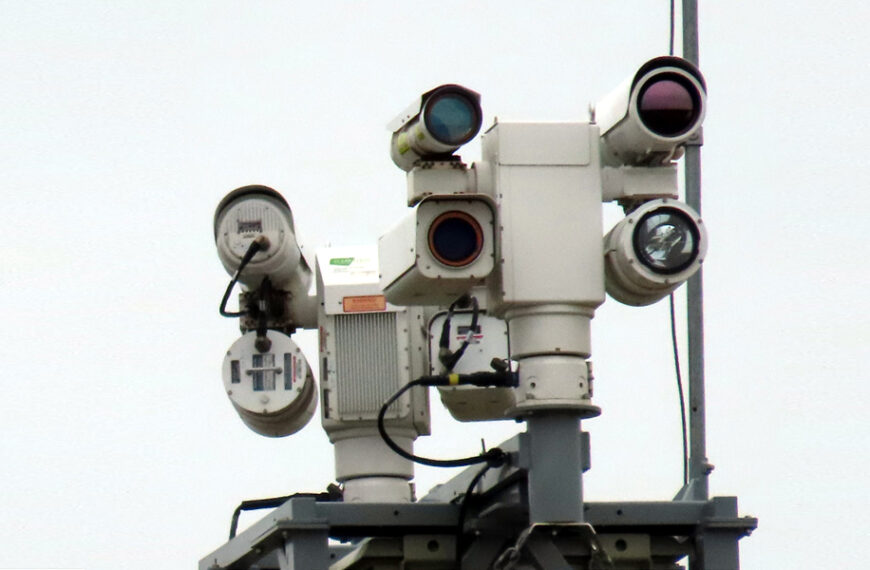 Módulo de cámaras y radares de alta tecnología para vigilancia térmica y en tiempo real a lo largo del Río Bravo.