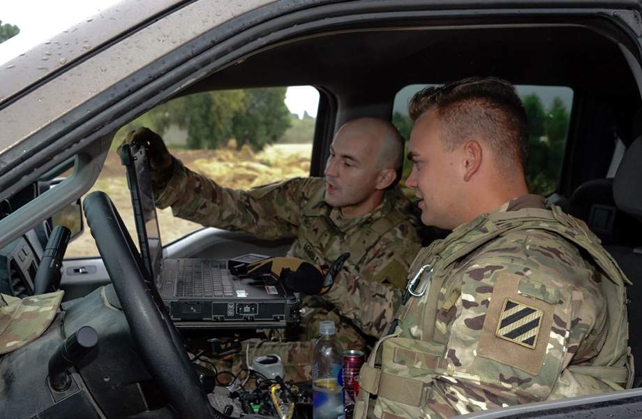 Elementos de seguridad analizan en una computadora los datos de drones y sensores como parte del monitoreo del muro inteligente en Laredo