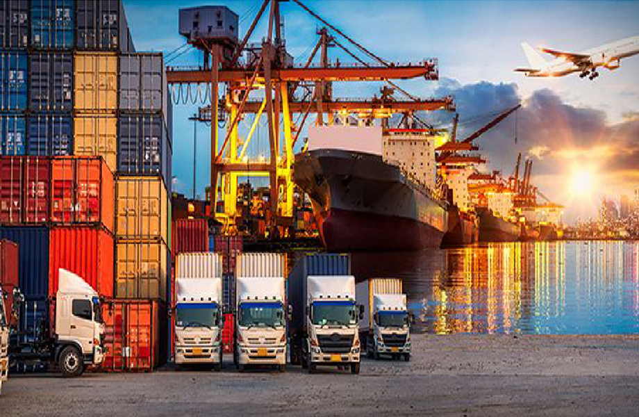 Contenedores, camiones, buques y avión de carga que ilustran la cadena logística internacional regulada por el derecho aduanero.