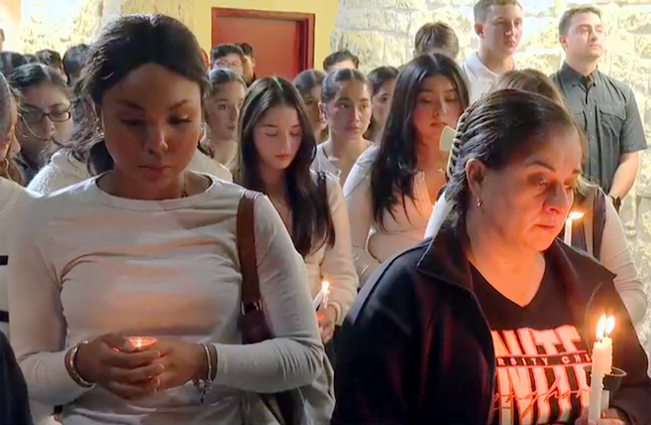 Personas sostienen velas encendidas durante una vigilia en Laredo en memoria de Brianna Aguilera.
