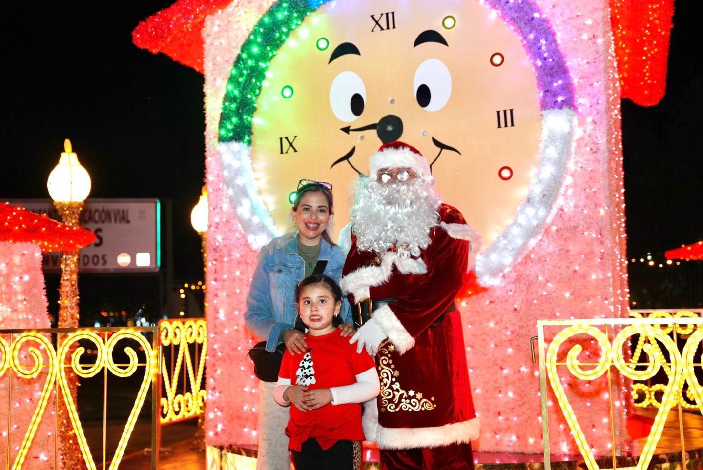 Familias de Nuevo Laredo tomndose fotos frente al rbol navideo gigante del Viveros Mgico en el Parque Viveros iluminado con miles de luces LED