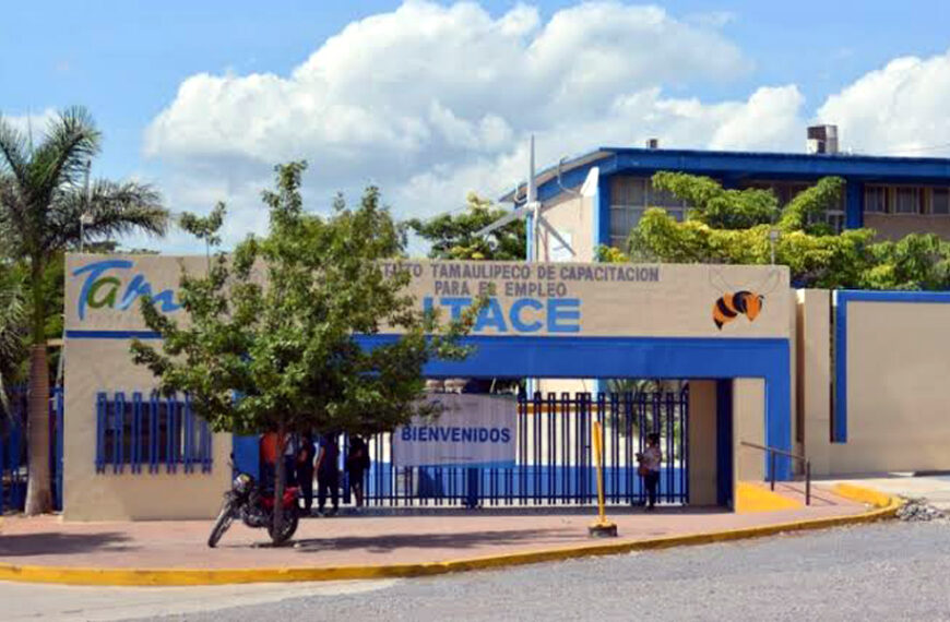 Fachada del Instituto Tamaulipeco de Capacitación para el Empleo ITACE con letrero de “Bienvenidos”, rejas azules y edificios escolares al fondo.