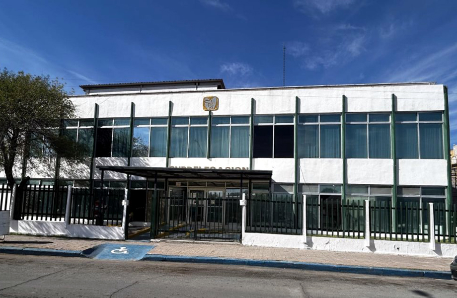 Fachada frontal de la subdelegacin administrativa del IMSS en Nuevo Laredo Tamaulipas edificio blanco de dos pisos con ventanales y rampa para personas con discapacidad