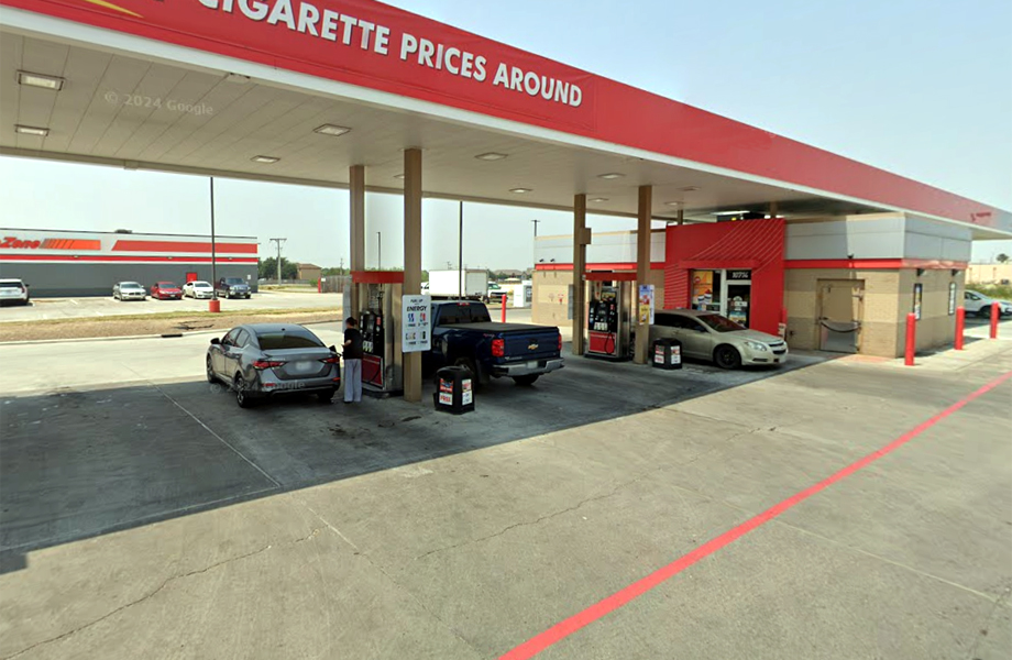 Gasolinera y tienda Murphy Express en Laredo Texas con varios autos cargando gasolina bajo la techumbre roja del estacionamiento