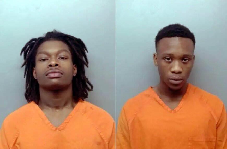 Fotografías de ficha policial de dos jóvenes hombres con uniforme naranja de cárcel, colocados lado a lado sobre un fondo gris, arrestados en el condado de Webb por presunto tráfico de personas.