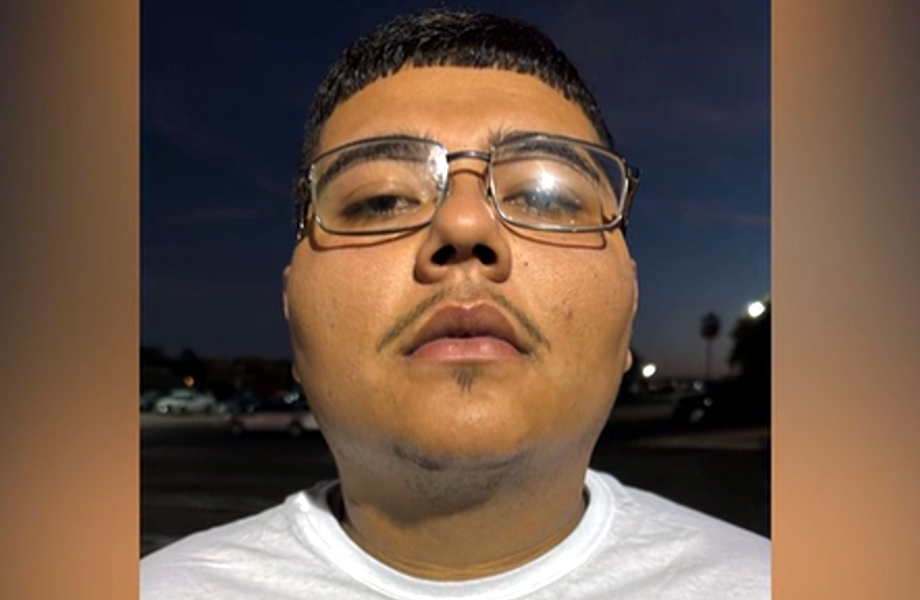 Primer plano del rostro de un hombre con lentes y bigote delgado fotografiado al aire libre al atardecer como imagen de identificacin policial