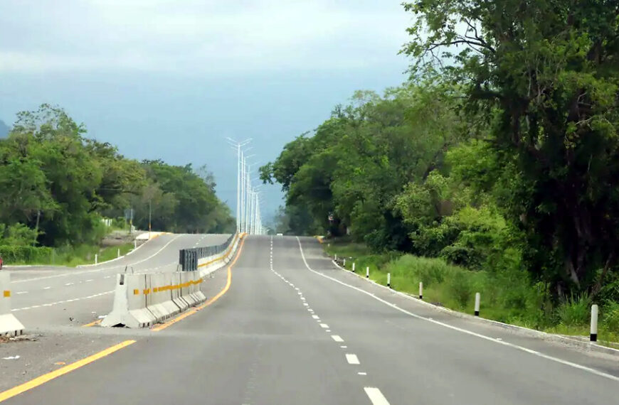 Carretera amplia de varios carriles rodeada de árboles que muestra una vía rápida moderna.
