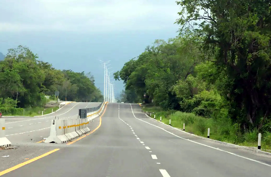 Carretera amplia de varios carriles rodeada de árboles que muestra una vía rápida moderna.