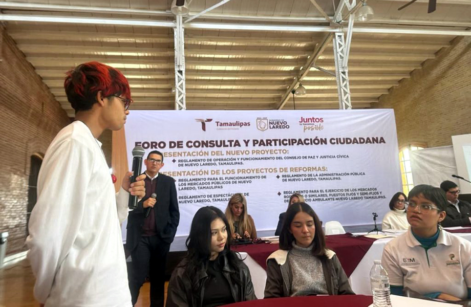 Estudiante participa con micrfono en foro de consulta sobre Paz y Justicia Cvica en Nuevo Laredo