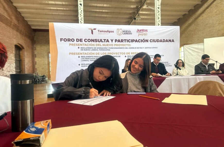 Estudiantes escriben propuestas en foro de consulta ciudadana sobre reglamentos en Nuevo Laredo.
