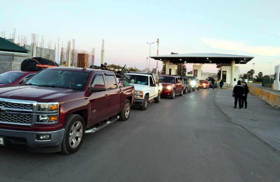 Fila de autos rumbo a cruce fronterizo por temporada de paisanos en Laredo y Nuevo Laredo