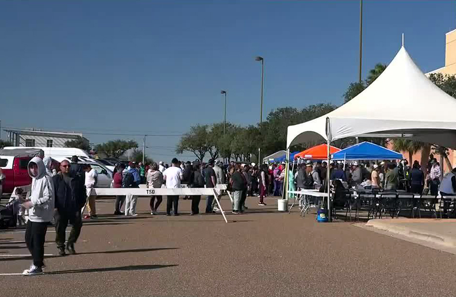 Paisanos en filas durante operativo de apoyo y orientacin en Laredo antes de viajar a Mxico