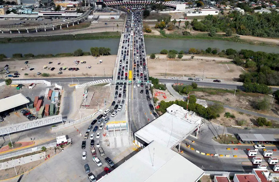 Puente internacional saturado con largas filas de vehículos entre Laredo y Nuevo Laredo por cruce de paisanos