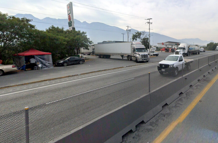 Tráileres circulan por carretera con zona de servicios; ruta de transporte de carga rumbo a Nuevo Laredo.