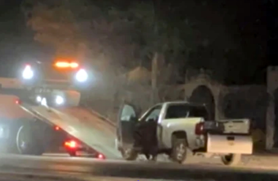 Gra remolca camioneta de noche tras incidente vial operativo de auxilio en carretera rumbo a Nuevo Laredo