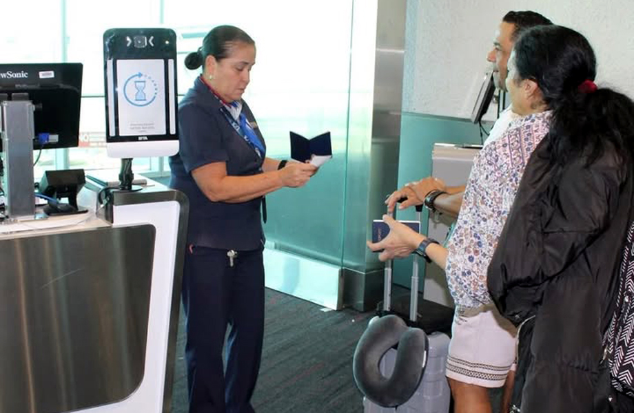 Oficial de CBP utilizando quiosco de reconocimiento facial en aeropuerto de Estados Unidos