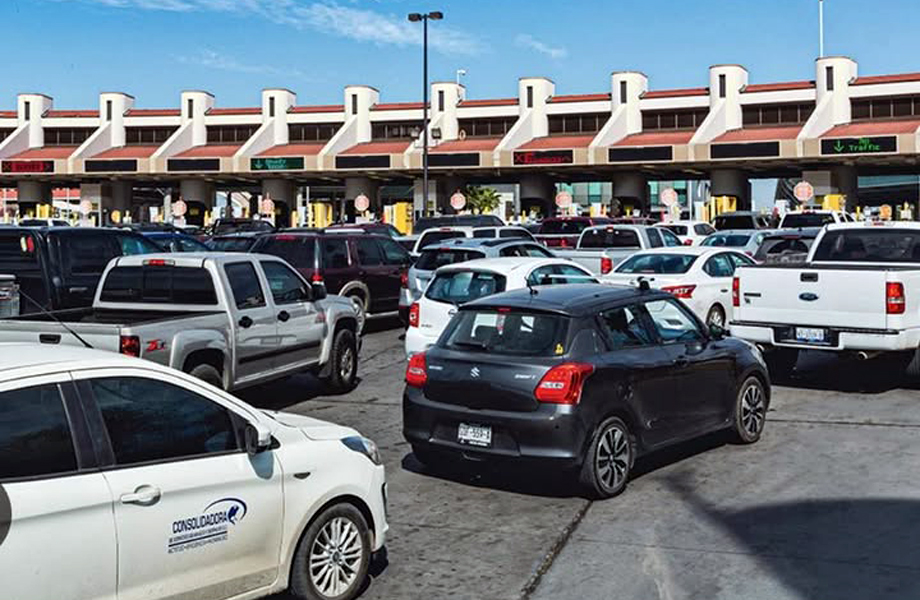 Fila de vehculos en puente internacional de Laredo durante inspeccin de C