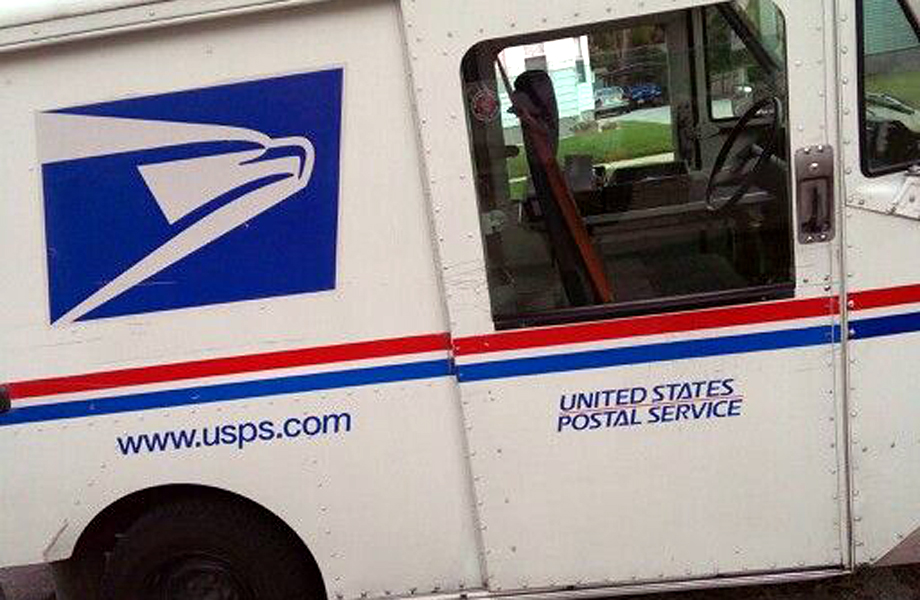 Vehículo de reparto del USPS similar al involucrado en choque en Laredo.