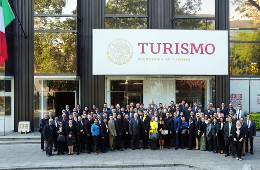 Personal de la Secretaría de Turismo frente a su sede en la Ciudad de México.