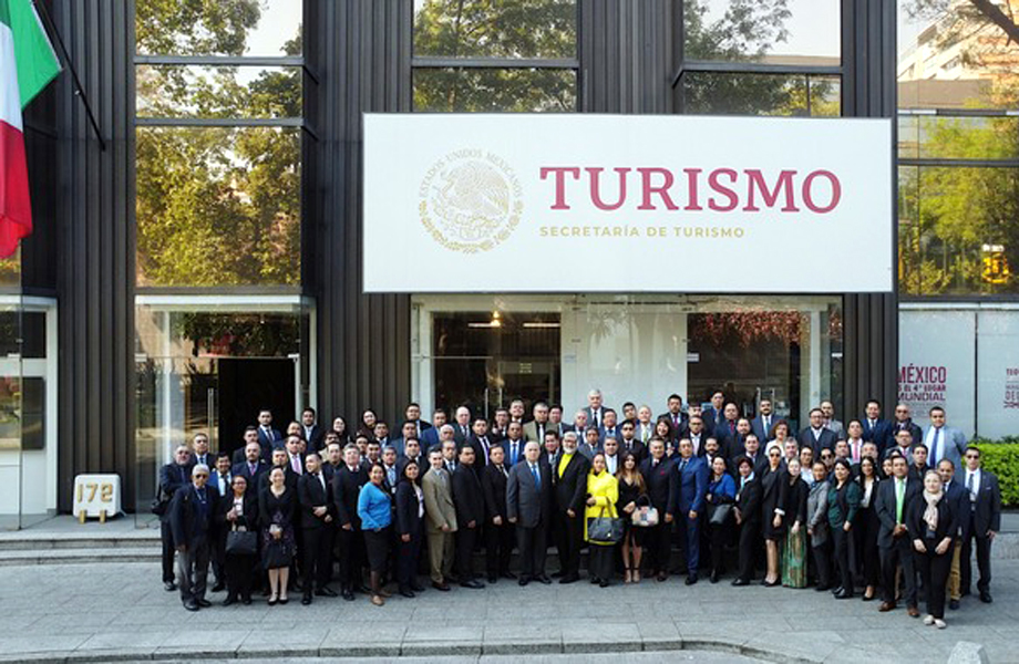 Personal de la Secretaría de Turismo frente a su sede en la Ciudad de México.