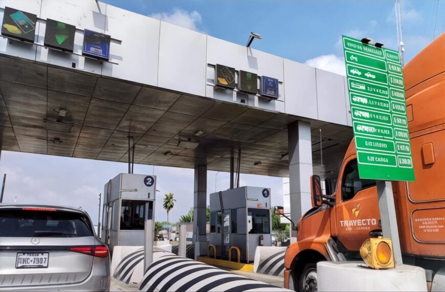 Caseta de peaje con tráiler y autos en carriles, en ruta Nuevo Laredo–Monterrey y debate por tarifas.