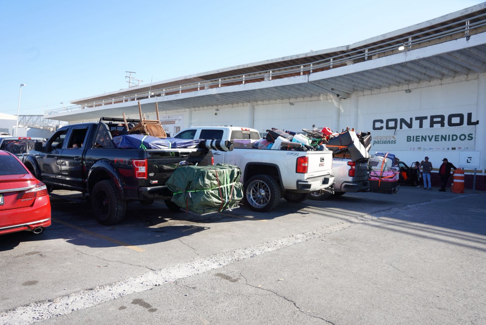 Fila de vehculos de paisanos en el cruce fronterizo de Nuevo Laredo
