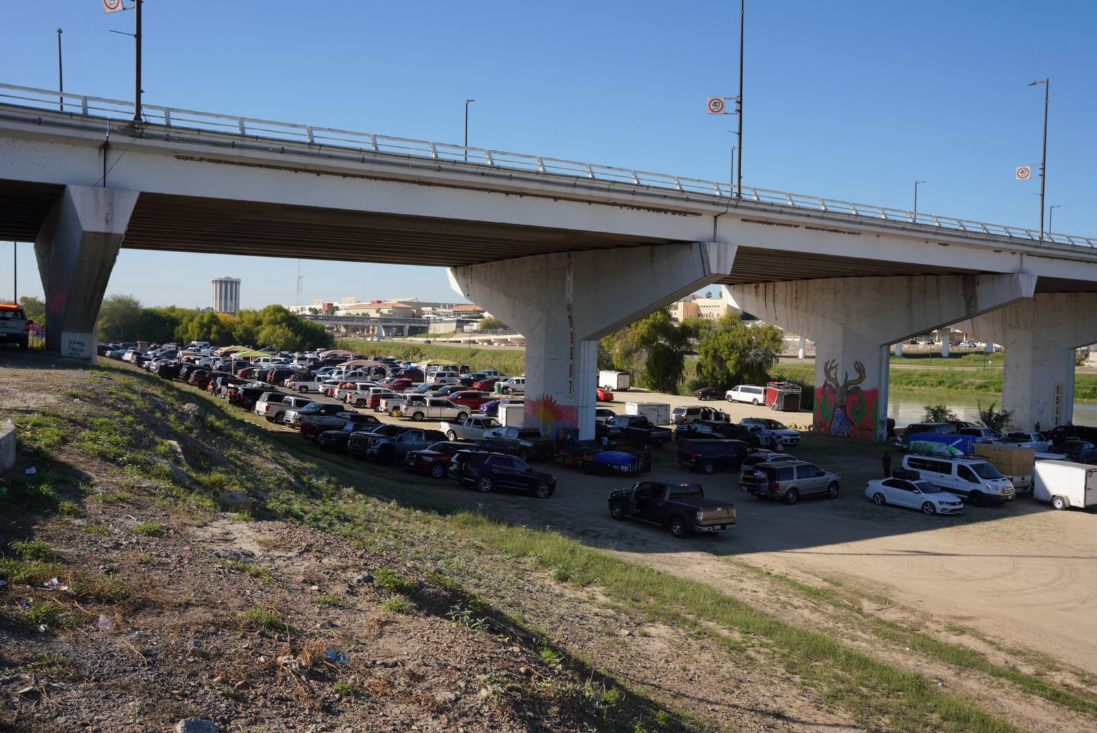 Alta afluencia vehicular de paisanos en Nuevo Laredo durante temporada decembrina