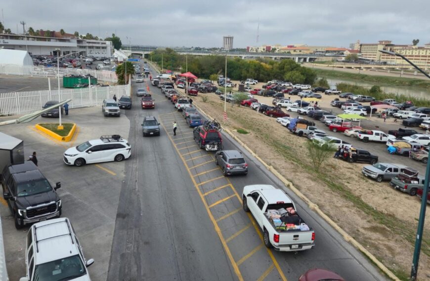 Movimiento de paisanos en el cruce fronterizo de Nuevo Laredo