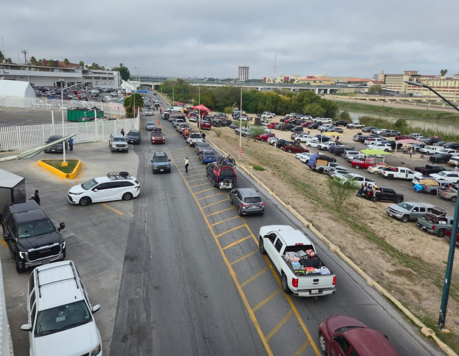 Movimiento de paisanos en el cruce fronterizo de Nuevo Laredo